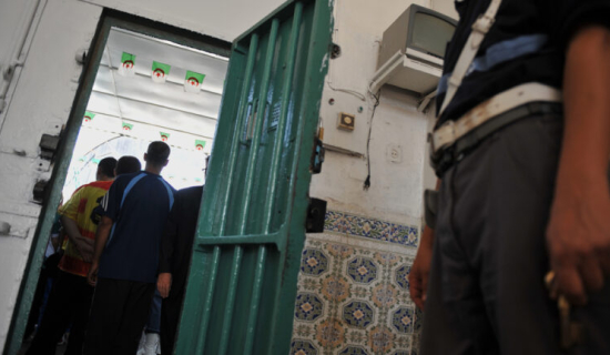 عشرات الأسر تراسل تبون للإفراج عن مغاربة محتجزين بسجون الجزائر