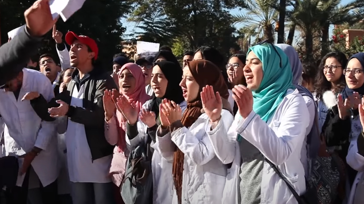 بعد تصريحات أخنوش.. “أطباء الغد” يؤجلون مسيرة وطنية ويفتحون باب الحوار