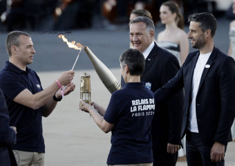 باريس تتسلم شعلة الألعاب الأولمبية من اليونان
