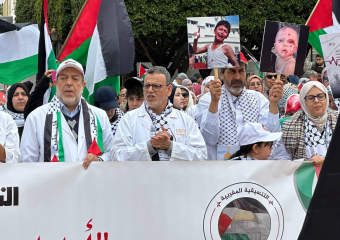احتجوا ببذلتهم البيضاء..أطباء المغرب ينادون بحماية الأطقم الصحية في غزة