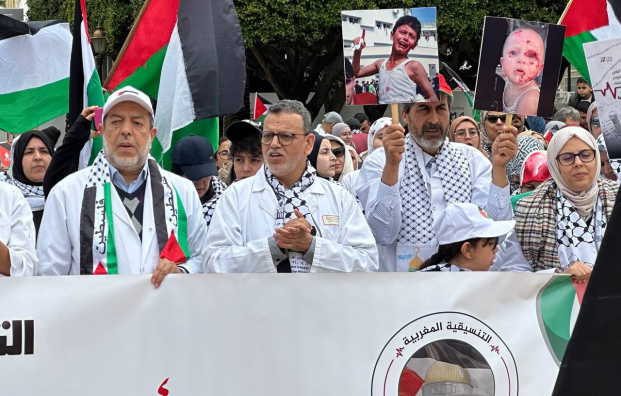 احتجوا ببذلتهم البيضاء..أطباء المغرب ينادون بحماية الأطقم الصحية في غزة
