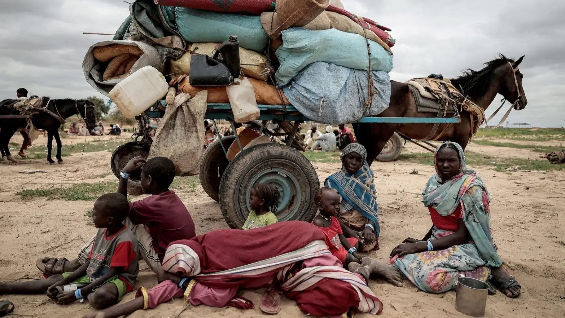 لحظات إنقاذ سودانيين من الموت بالصحراء الليبية