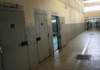 %92 منهم يخضعون للعلاج.. 365 سجين مغربي مصاب بـ”السيدا”