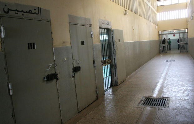 %92 منهم يخضعون للعلاج.. 365 سجين مغربي مصاب بـ”السيدا”