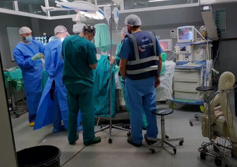 بإمكانيات محدودة.. أطباء يجرون عمليات جراحية لمصابين شمال غزة