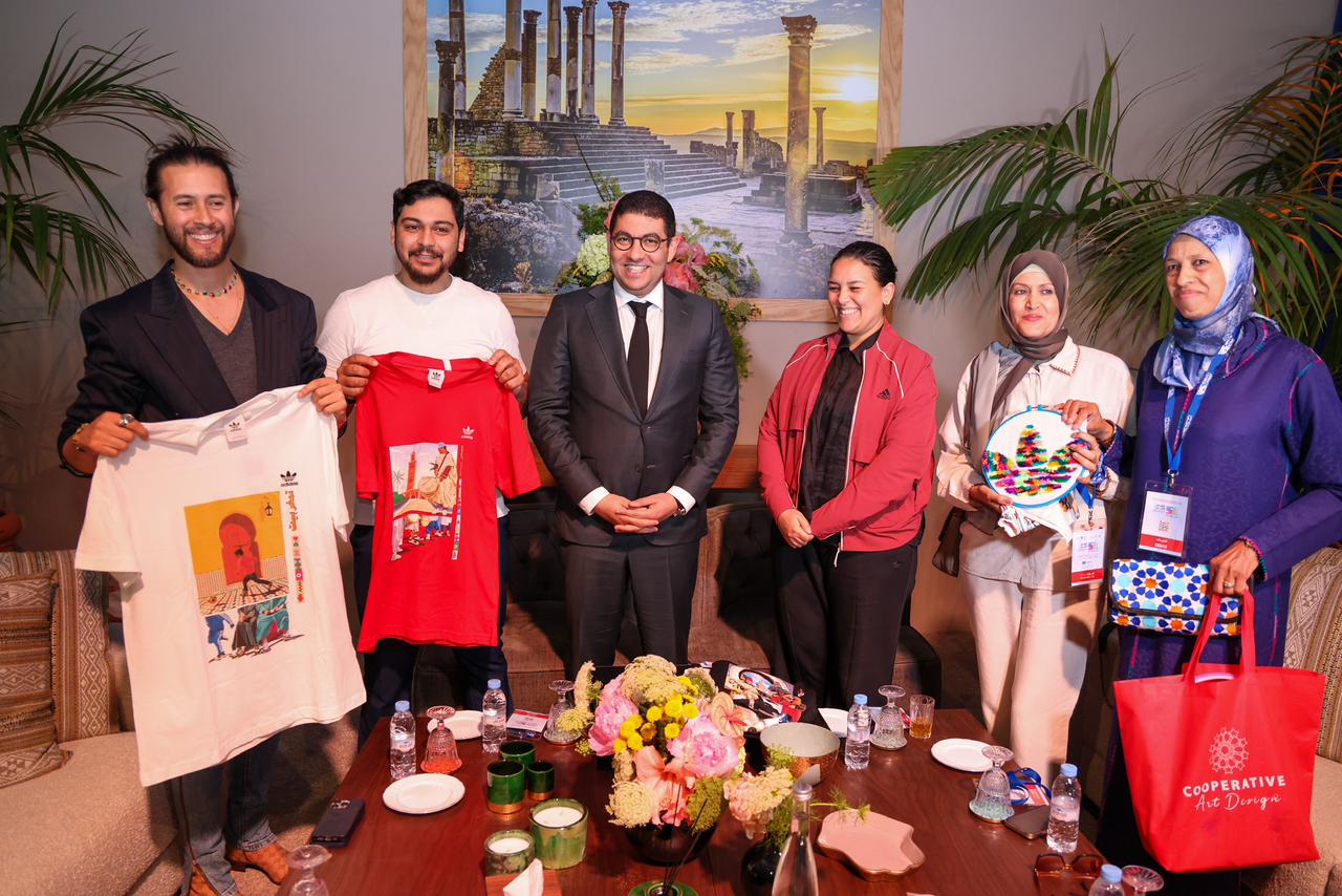 تحمل اللمسة المغربية…إطلاق مجموعة قمصان جديدة لشركة أديداس