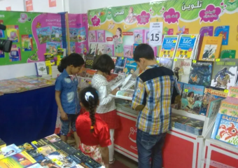 كشك “التضامن” يهدي أطفال الحوز كتابا مجانية