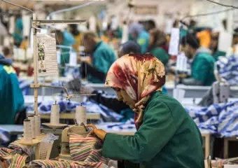 الارتهان للخارج وهشاشة ظروف العُمّال يُضعفان قطاع النسيج المغربي