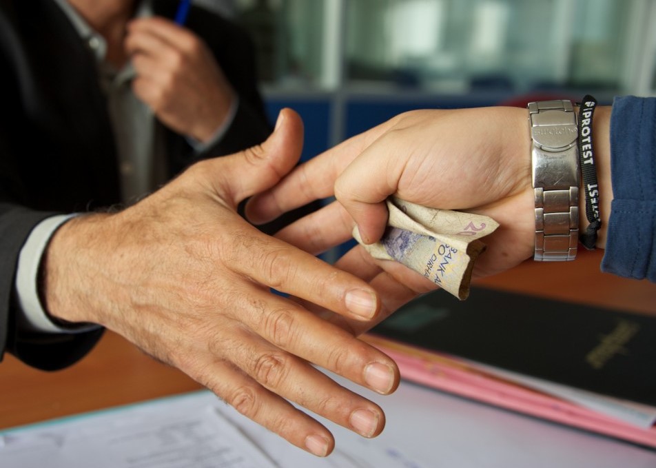 أرقام بايتاس حول الفساد تُثِير الجدل.. والوزارة: تَقييمٌ لبرامج استراتيجية محاربته فقط