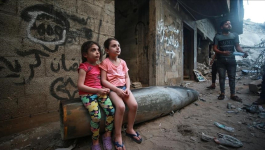 أرجوحة من أسلاك الكهرباء.. رد أطفال غزة على ظلم إسرائيل وظلامها