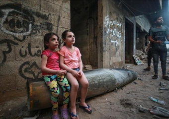 أرجوحة من أسلاك الكهرباء.. رد أطفال غزة على ظلم إسرائيل وظلامها