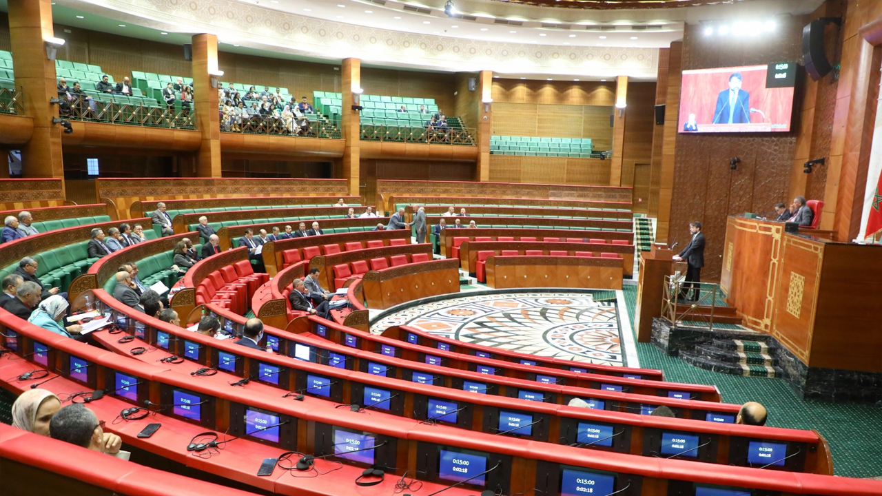 برلماني حركي غاضب يوقف جلسة رئيس الحكومة بالمستشارين