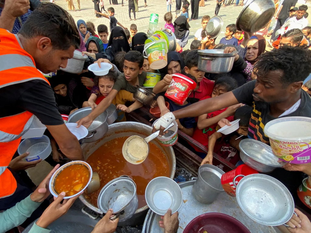 ما مصدر المعلومات الذي دفع ترامب إلى تغيير موقفه من تجويع غزة؟