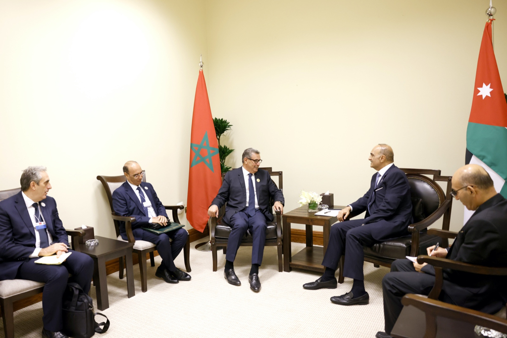أخنوش يتباحث مع رئيس الوزراء الأردني