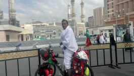 على خطى الأجداد.. مغربي يخوض رحلة الحج الكبرى على متن دراجة هوائية