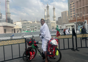 على خطى الأجداد.. مغربي يخوض رحلة الحج الكبرى على متن دراجة هوائية