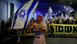 مناهضون الحكومة الإسرائيلية يتظاهرون قرب منزل نتنياهو
