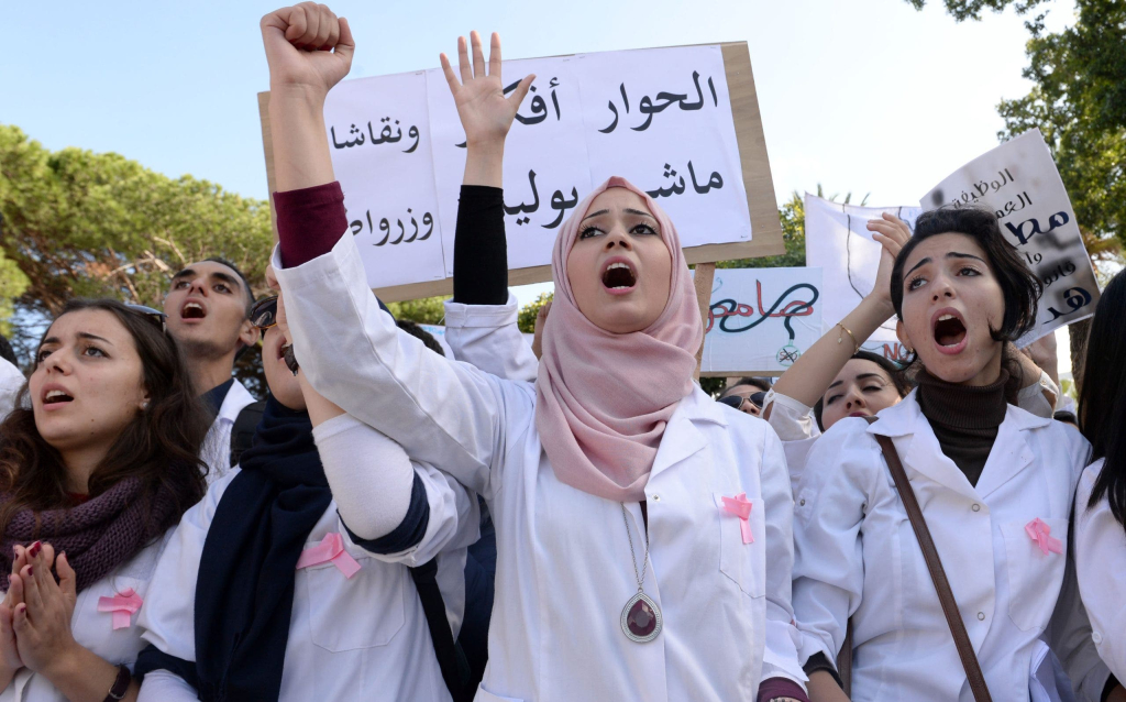 في اجتماع حضره ثلاثة وزراء.. الحكومة تتشبث بموعد امتحانات الطب