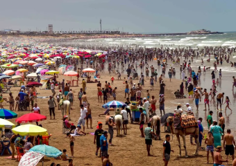 إجراء جديد بشواطئ الدار البيضاء للحد من فوضى كراء “الباراسولات”