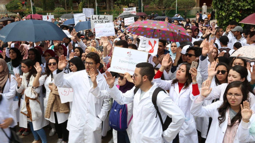 اتهامات بـ”التعتيم” تحاصر الإعلام العمومي في مواكبة أزمة طلبة الطب
