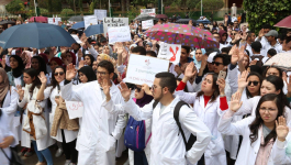 اتهامات بـ”التعتيم” تحاصر الإعلام العمومي في مواكبة أزمة طلبة الطب