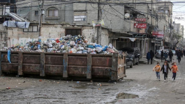 أطنان النفايات تحاصر خيام النازحين وسط غزة