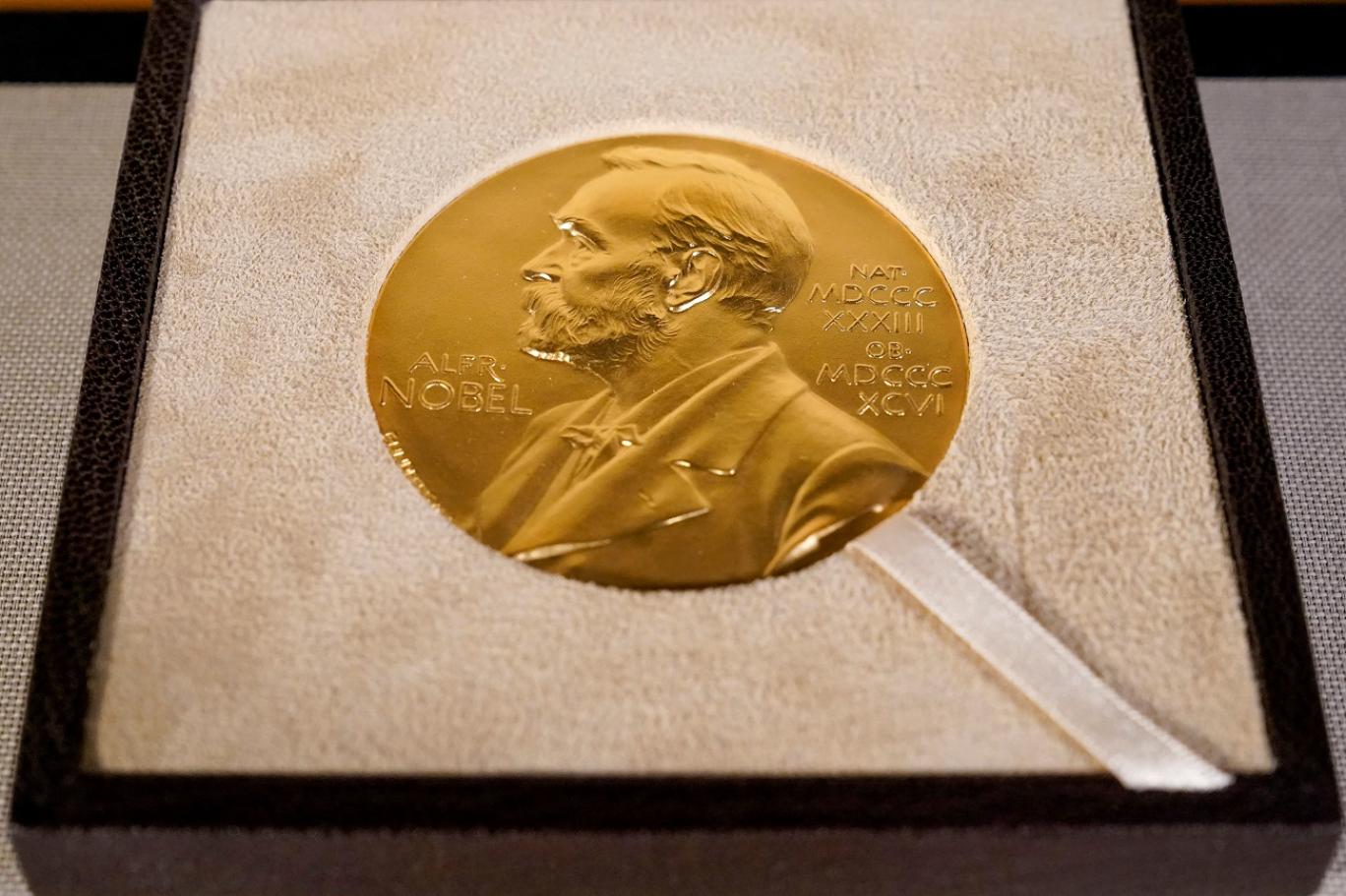 مؤسسة “نوبل” تتراجع عن دعوة السفير الروسي