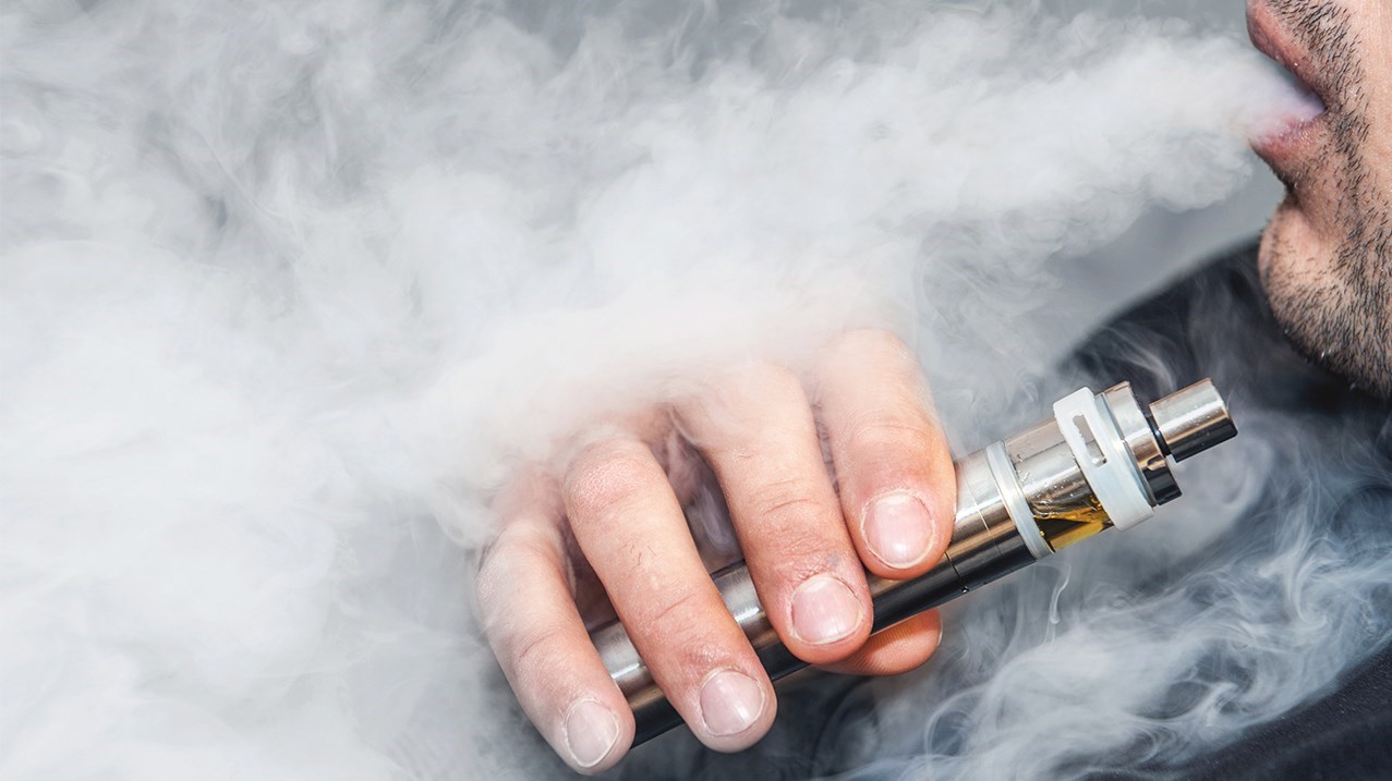 دراسة تكشف مخاطر التدخين الإلكتروني وسط ارتفاع درجات الحرارة في الصيف