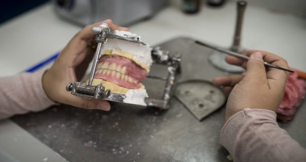 “تسامح” آيت الطالب مع صانعي الأسنان يغضب الأطباء: “شرعنة للفوضى”