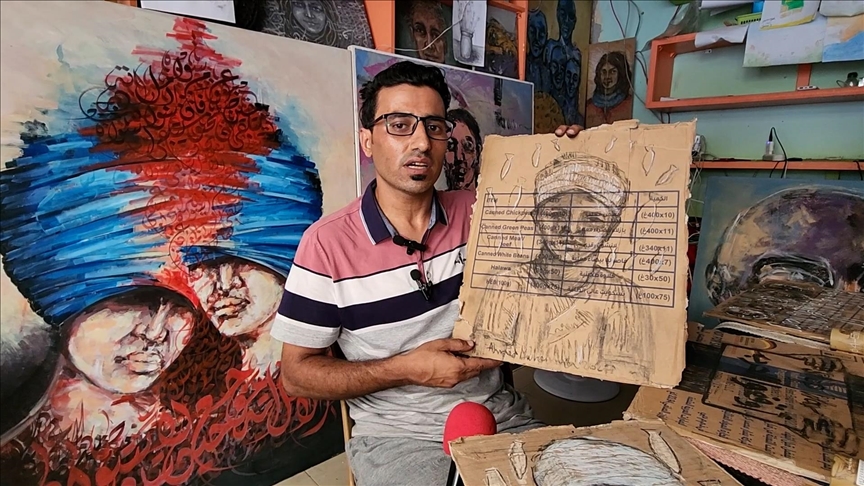 “صوت معاناة وأمل”.. فلسطيني يوثق مشاهد حرب غزة على كراتين مساعدات