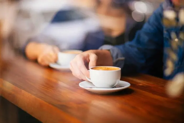 خبراء الصحة يحذرون من آثار جانبية كارثية لتناول أدوية مع القهوة