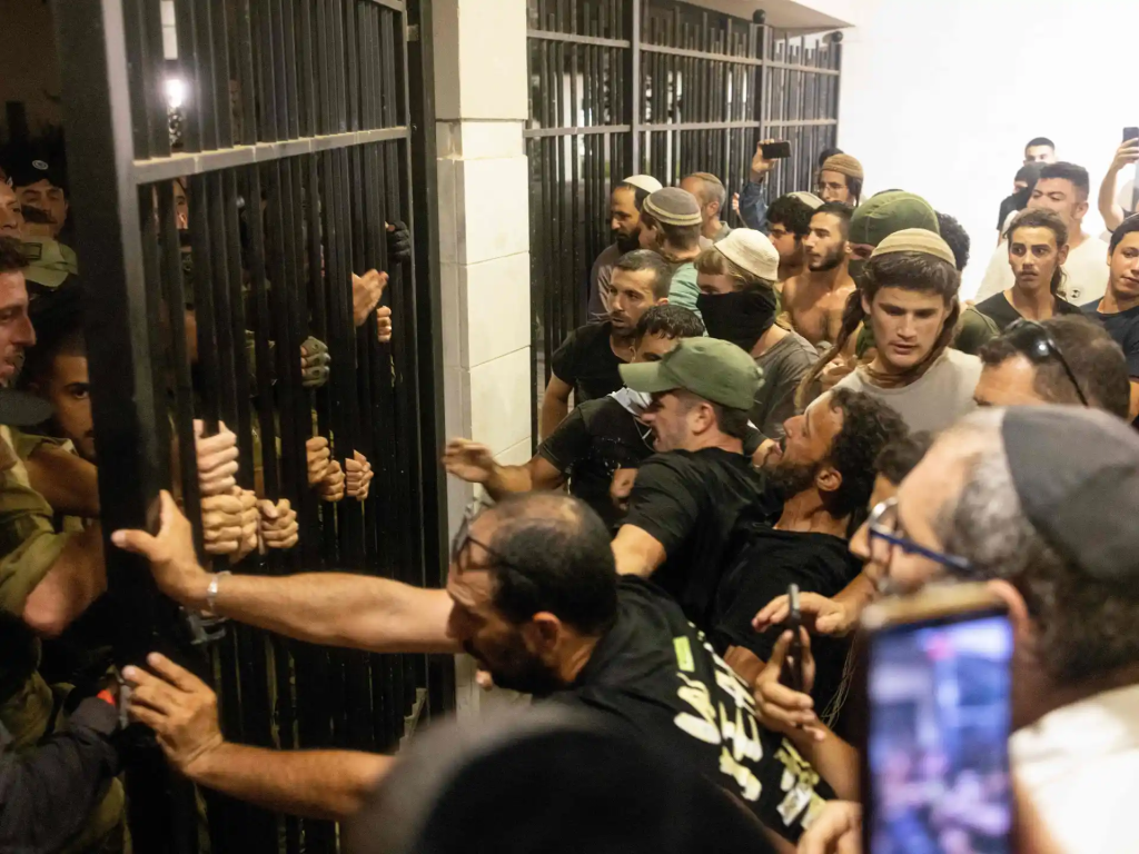 بوادر انقلاب.. تل أبيب تحت الصدمة بعد اقتحام إسرائيليين لقاعدتين عسكريتين