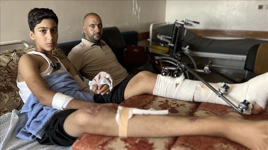 نجا وحيدا.. فتى غزي يكافح الإصابة ويحلم بإكمال مسيرة والده الصحفي