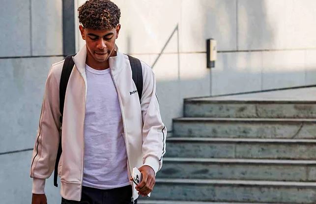 الشرطة تعتقل المتورطين في طعن والد يامال والأخير يُصر على حضور تداريب برشلونة