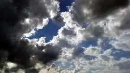 طقس الخميس.. غيوم وقطرات مطرية بهذه المناطق