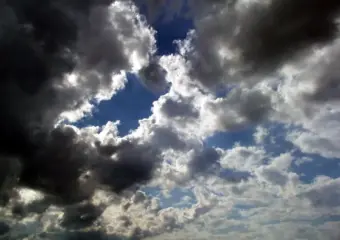 طقس الخميس.. غيوم وقطرات مطرية بهذه المناطق