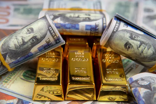 ارتفاع الدولار يقرب الذهب من أدنى مستوياته