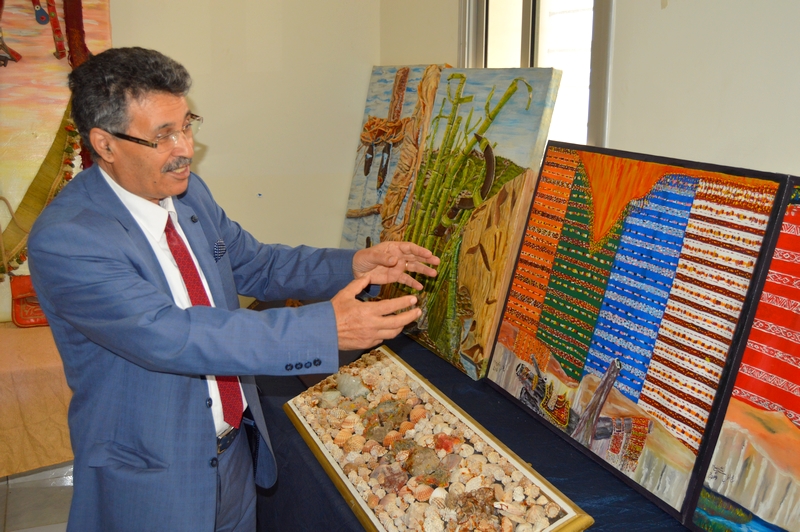 معرض تشكيلي يرسم جوانب من الثقافة المغربية