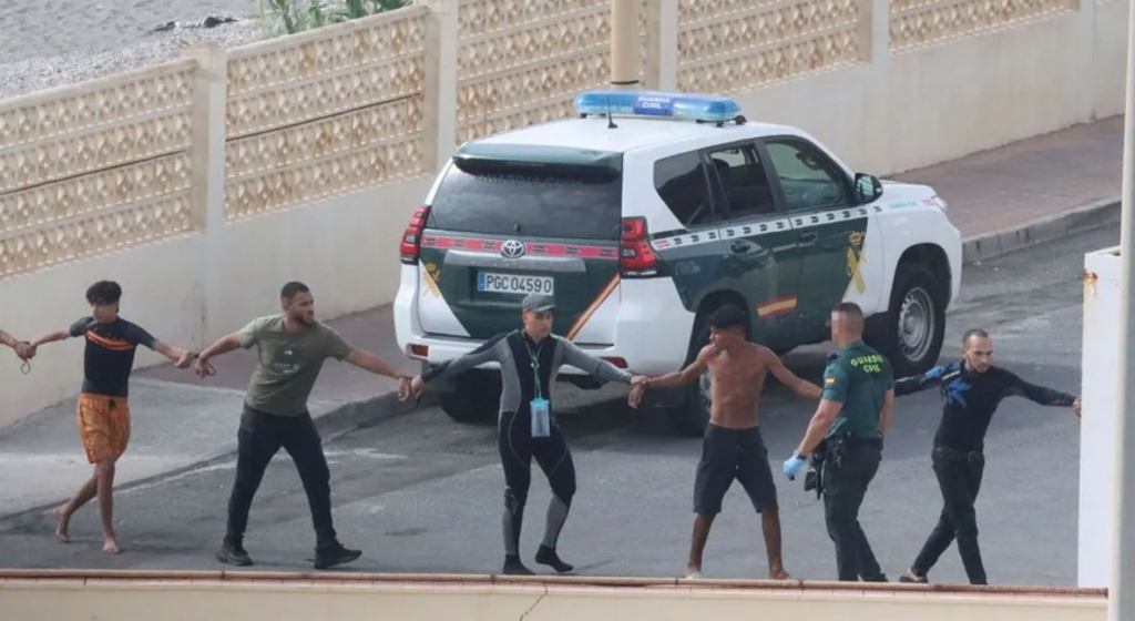 إسبانيا تُرَحِّل 500 مهاجر للمغرب في 24 ساعة وتُشدّد المراقبة بسبتة المحتلة