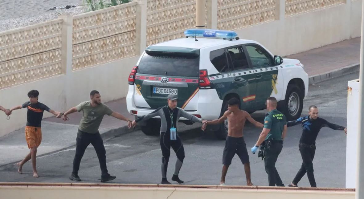 إسبانيا تُرَحِّل 500 مهاجر للمغرب في 24 ساعة وتُشدّد المراقبة بسبتة المحتلة