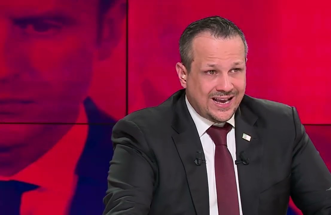 قناة “RMC” الفرنسية تتبرأ وتوقف الجزائري مهدي غزار بعد تصريحاته العنصرية ضد المغرب والسامية