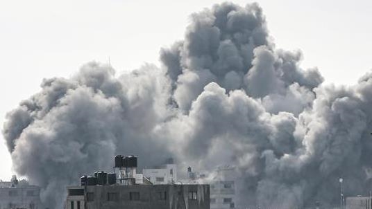 مقتل 15 فلسطينيا بغارات إسرائيلية ونسف مبانٍ في رفح ودير البلح