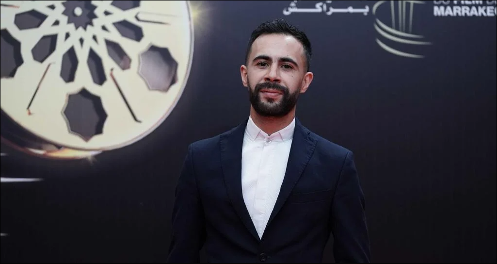 بطل “مشهد القبلة” بفيلم “على الهامش” يدافع عن دوره