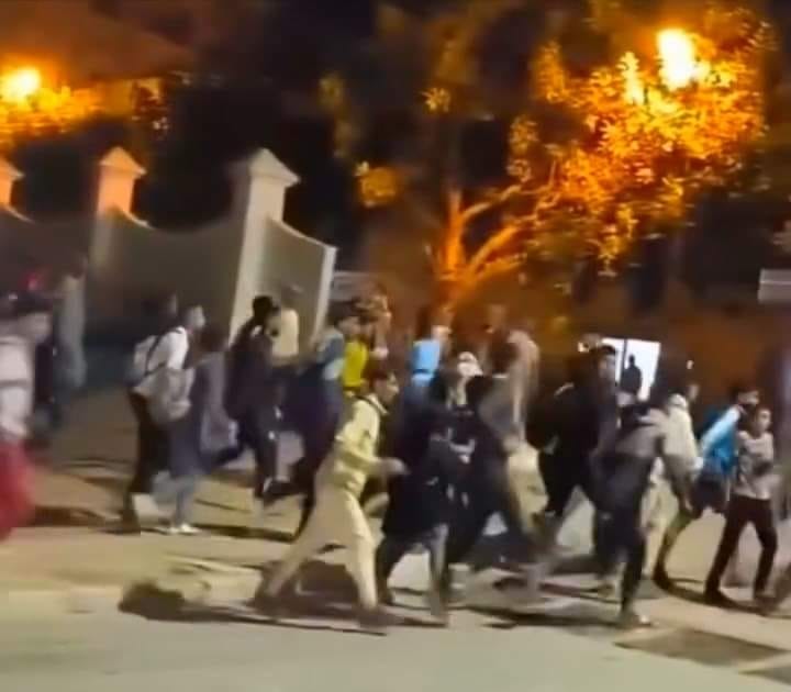 استمرار توافد قاصرين على الفنيدق وانتشال جثة شاب حاول العبور سباحة