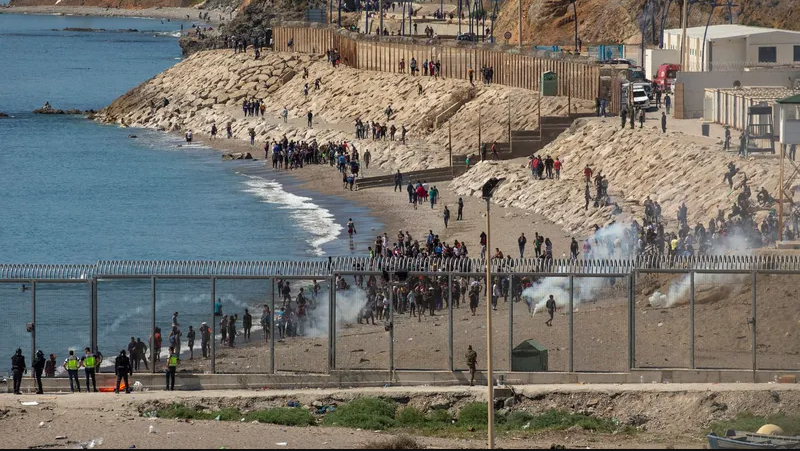 فعاليات حقوقية وسياسية مغربية تدخل على خط محاولات الهجرة الجماعية بالفنيدق