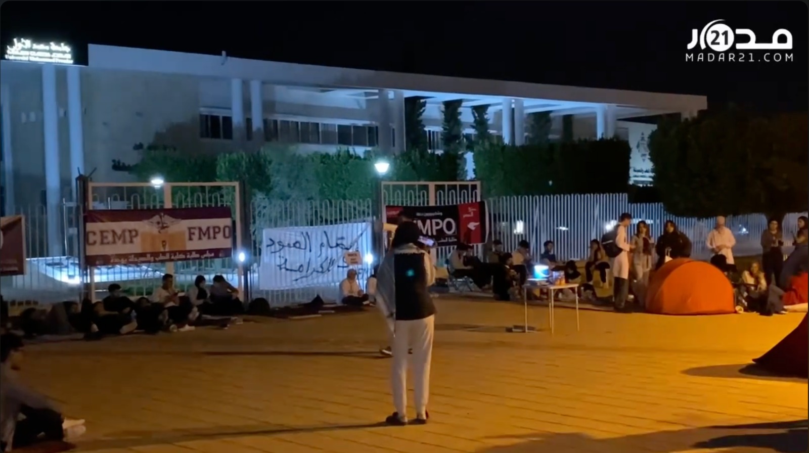 طلبة الطب يعتصمون ليلا ويهددون بخوض الإضراب عن الطعام