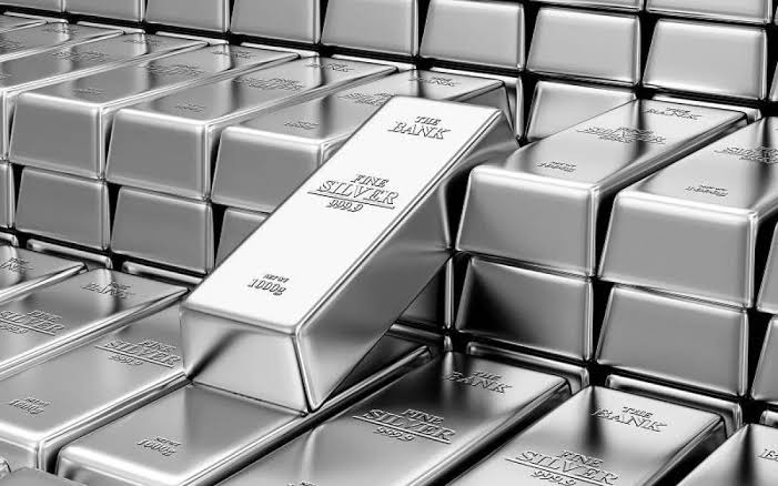 تراجع الدولار يرفع أسعار الذهب والفضة