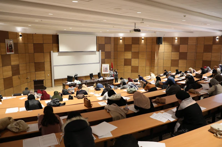 استطلاع: الإناث يَفُقن الذكور في الجامعات وشواهدهن لا تكفي للعمل