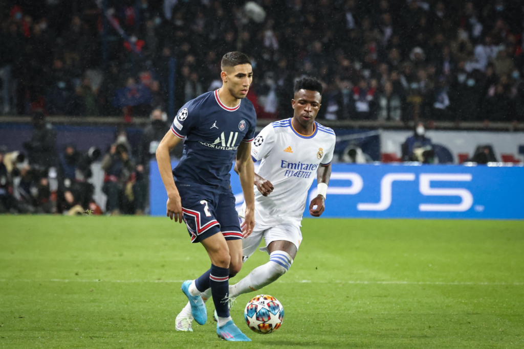 رغم مفاوضات التجديد.. حكيمي يطمح لاستغلال إصابة كارفاخال للعودة لريال مدريد