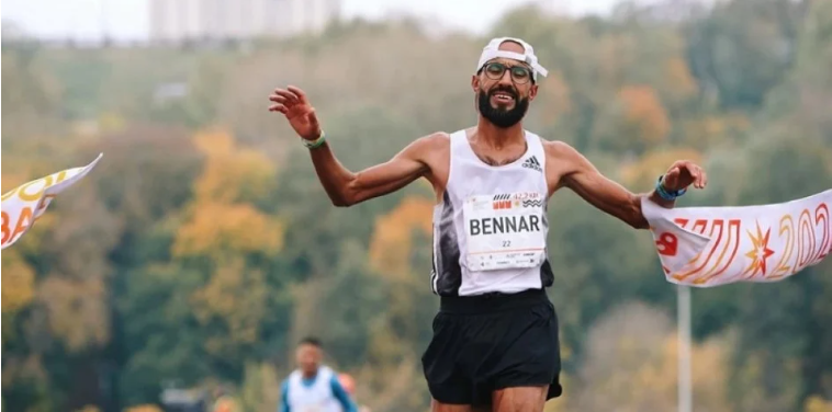 العداء المغربي يونس بنار يفوز بماراثون موسكو